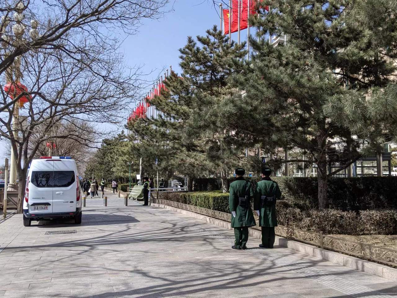 3月2日，在东长安街上，维安人员积极巡逻、查验往来行人证照。（记者廖士锋／摄影）