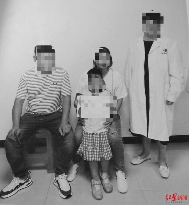 司法鉴定报告中的照片留存，前方的男孩穿著裙子。(取材自红星新闻)