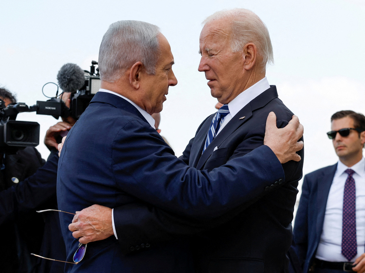 参院多数党领袖舒默呼吁以色列改选，拜登总统15日表示「舒默发表了很好的演讲」。图为拜登(右)去年10月18日在特拉维夫会晤以色列总理内唐亚胡(左)。(路透)