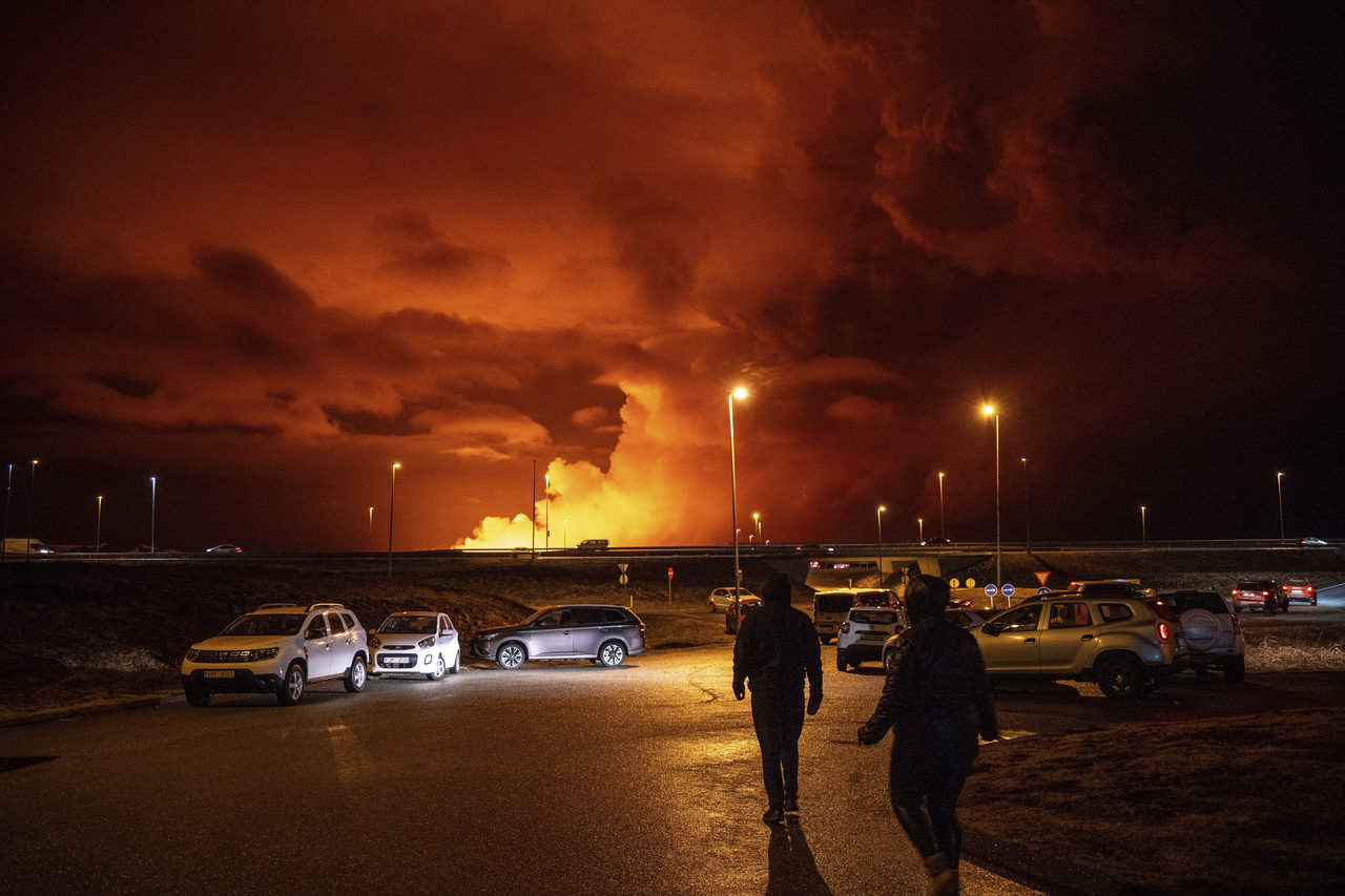 冰岛雷克雅内斯半岛的火山16日又喷发，火山裂隙介于哈加费尔（Hagafell）和斯托-斯戈费尔（Stora-Skogfell）之间。（美联社）