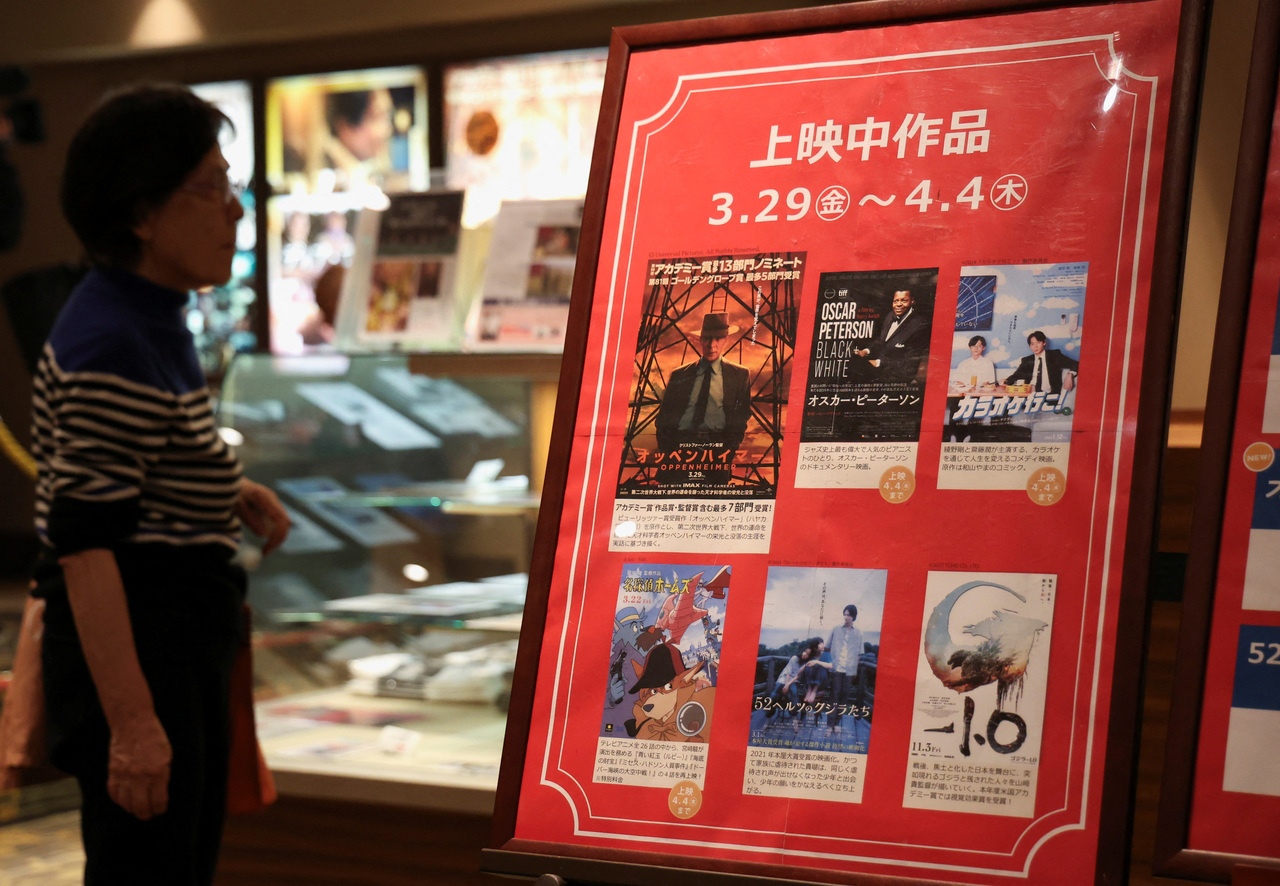 今年奥斯卡大赢家、去年热门强片「奥本海默」，在延宕数月后29日终于在日本上映；图为广岛一家电影院，一名女士正在观看最新的电影海报，其中包括「奥本海默」。路透