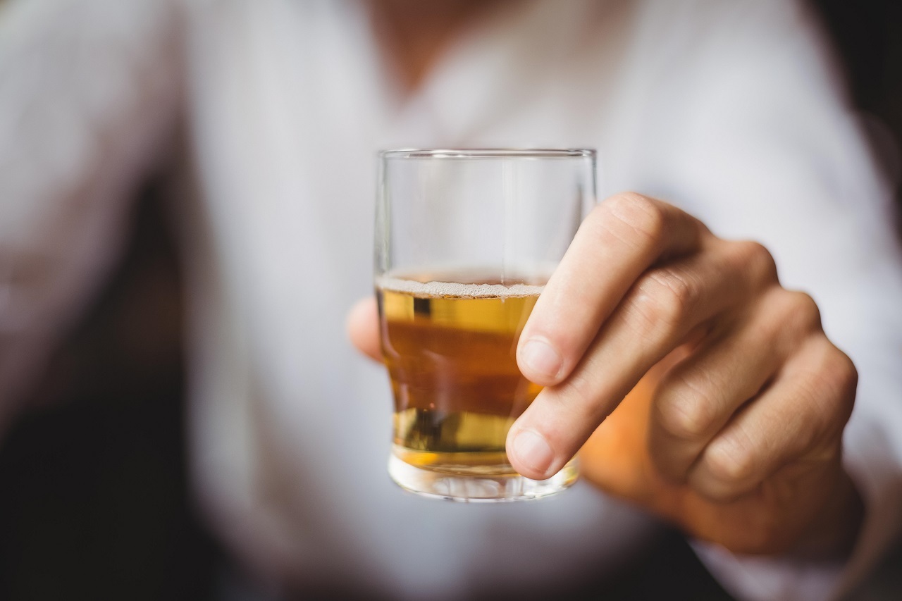 2021年有超过17万8000人因酗酒死亡，比疫情前增加近三分之一。（路透）