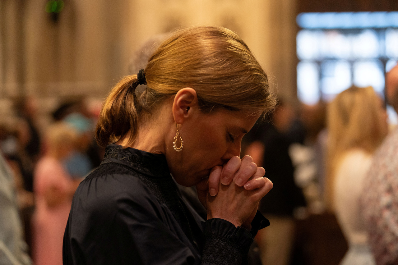 全美各地31日纪念复活节。图为一名妇女在纽约市圣派翠克大教堂祈祷。(路透)