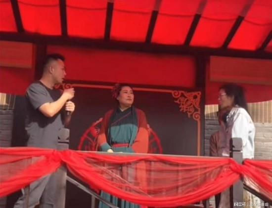 已婚的刘男(左)在「王婆说媒」舞台上称，愿辞掉郑州的工作陪女孩去四川。（视频截图）