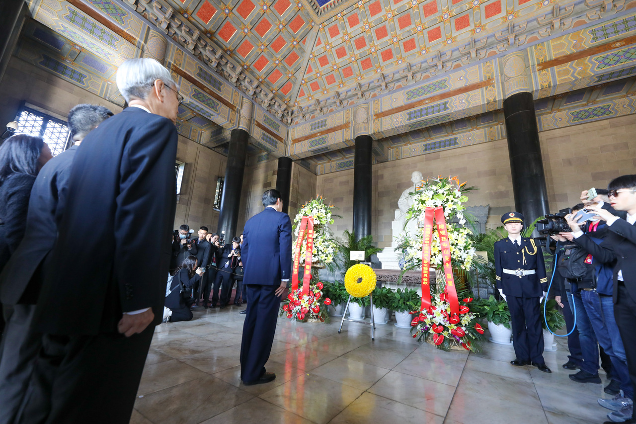 中华民国前总统马英九去年3月28日上午赴南京中山陵拜谒。(本报档案照)
