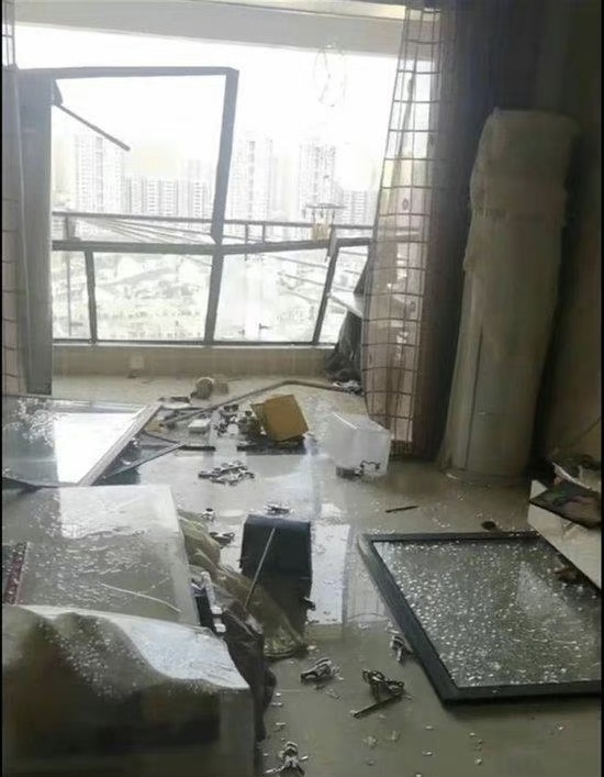 江西南昌3月31日凌晨突然出现狂风暴雨，不少民众住家的落地窗被大风吹垮，整个客厅一片狼藉。（取材自微博）