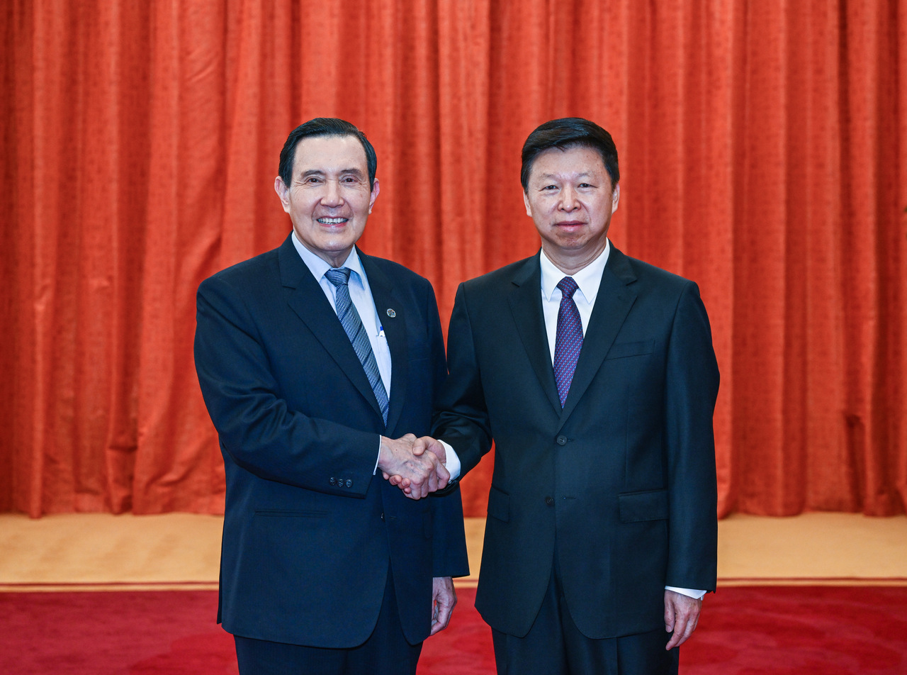 前总统马英九（左）访问中国，1日与国台办主任宋涛（右）会面。马英九表示，两岸的和平稳定不只是造福两岸，也对全世界有巨大的意义。 （图／马英九办公室提供）