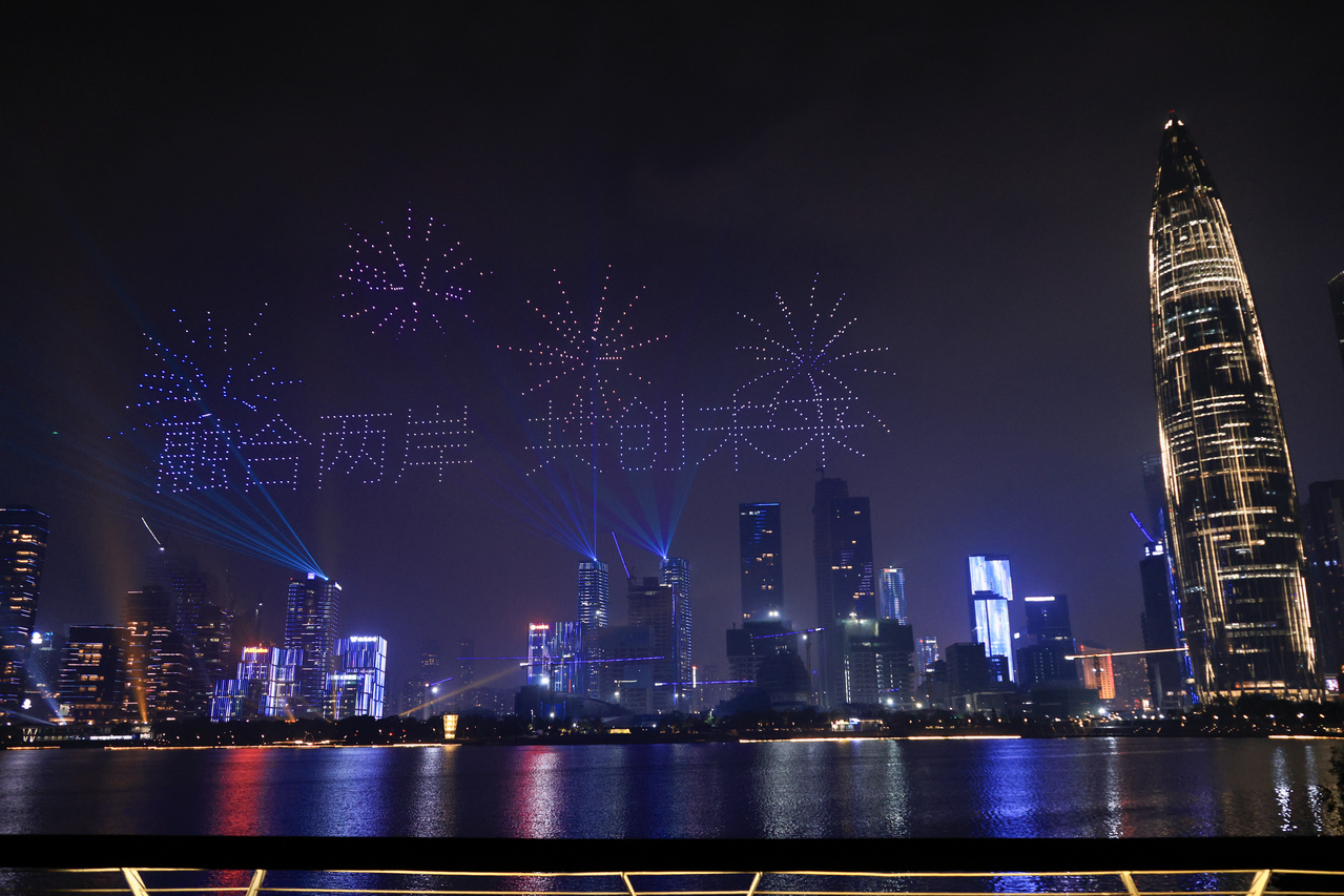 台湾前总统马英九4月1日晚前往深圳人才公园观看无人机表演。图为无人机组成「融合两岸 共创未来」的字样。（中通社）