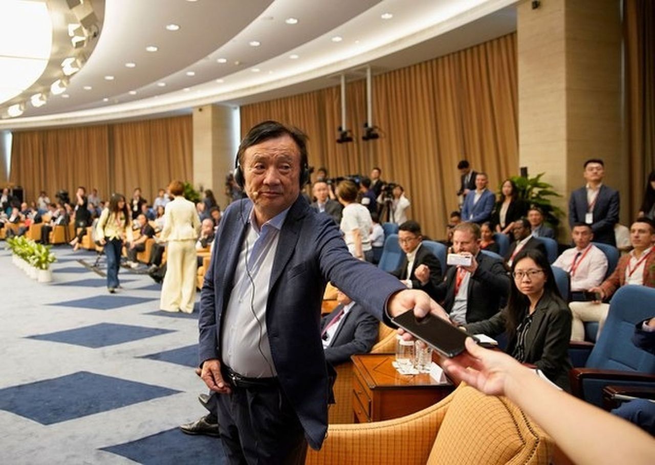 2019年6月17日，华为创办人任正非在深圳公司总部出席小组讨论。(路透)