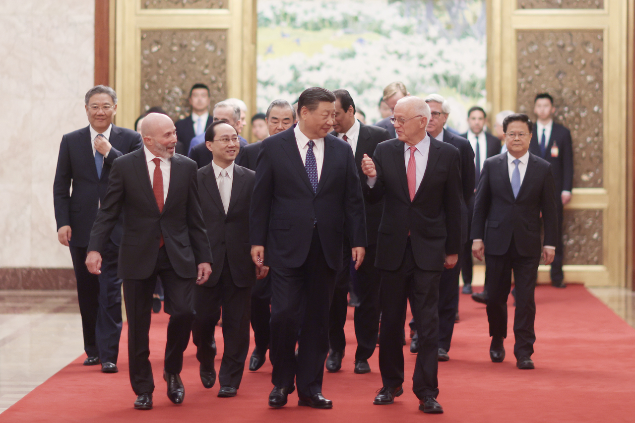 中国国家主席习近平3月27日上午在北京人民大会堂集体会见美国工商界和战略学术界代表。（中新社）