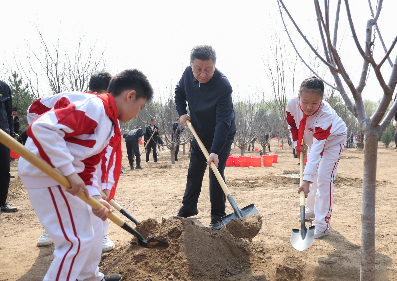 习近平到北京市通州区潞城镇参加首都义务植树活动。（新华社）