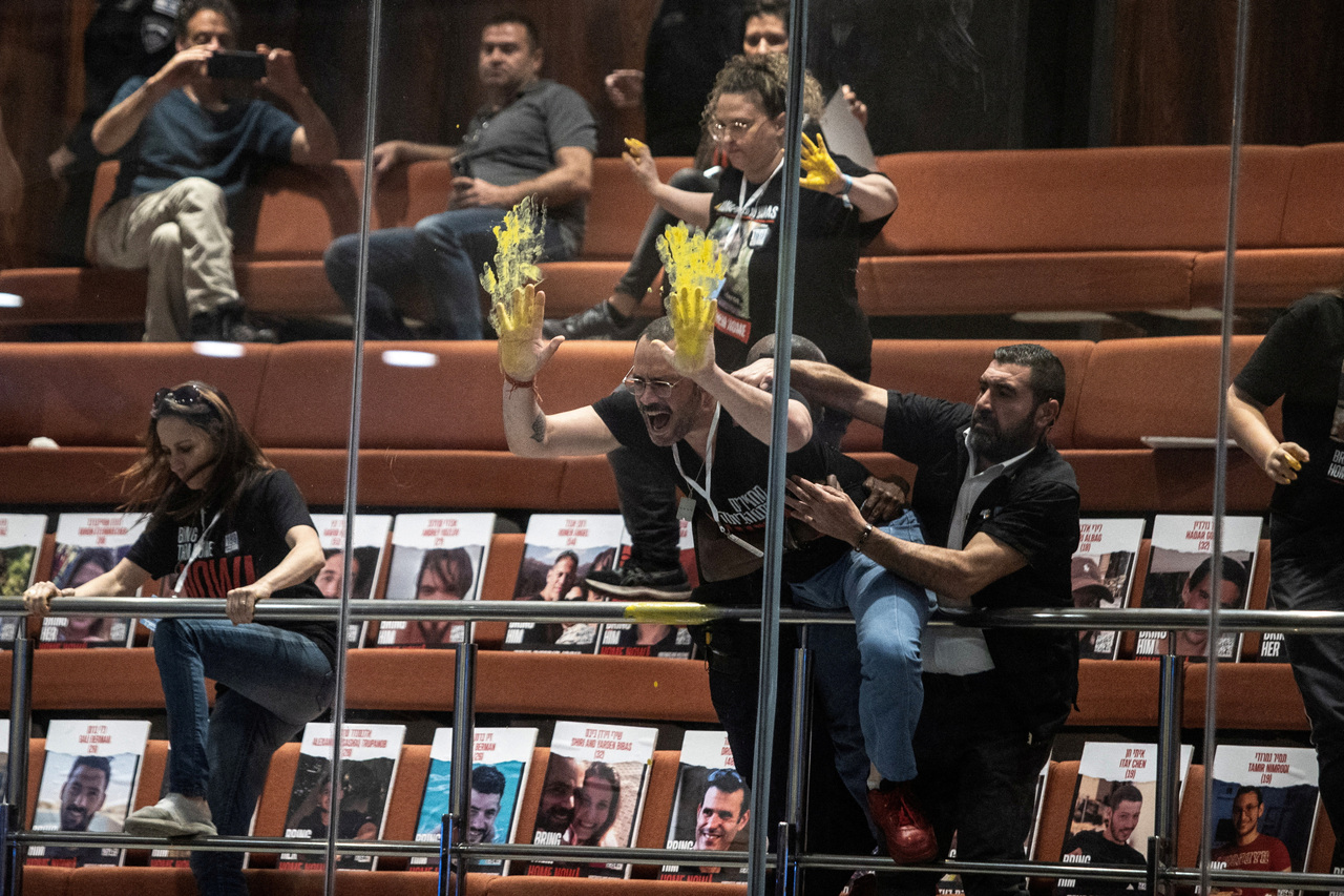一批以色列人质家属和支持者3日在以色列国会内示威，其间部分人向会议厅玻璃涂抹黄色染料，促请政府协助被巴勒斯坦武装组织扣押的家人回家。（路透）