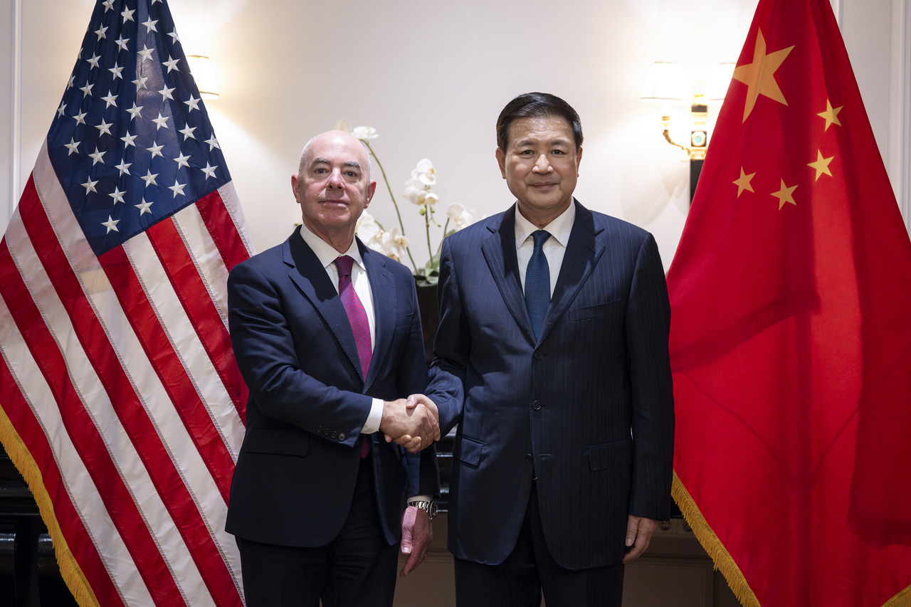国土安全部部长梅奥卡斯(左)表示，他今年2月18日在维也纳会晤中国国务委员、公安部部长王小洪(右)时，曾讨论让中国就接回遭美国递解的中国无证客一事。(取自国土安全部官网)