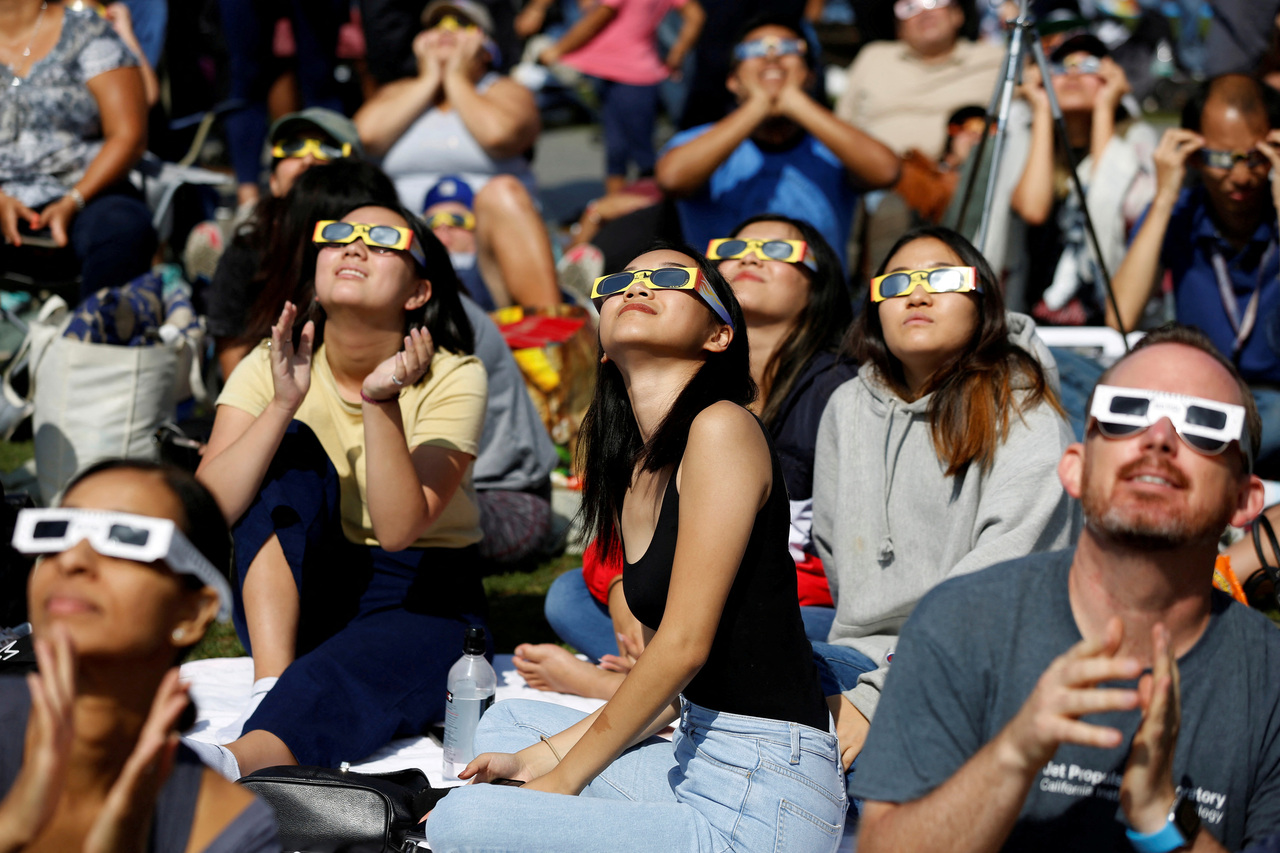 天文学会警告民众在购买观测日食时，小心买到仿冒的日食眼镜。(路透)