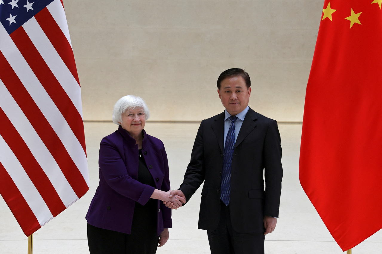 美国财政部长叶伦和中国人民银行行长潘功胜在北京举行会议前握手。(路透)