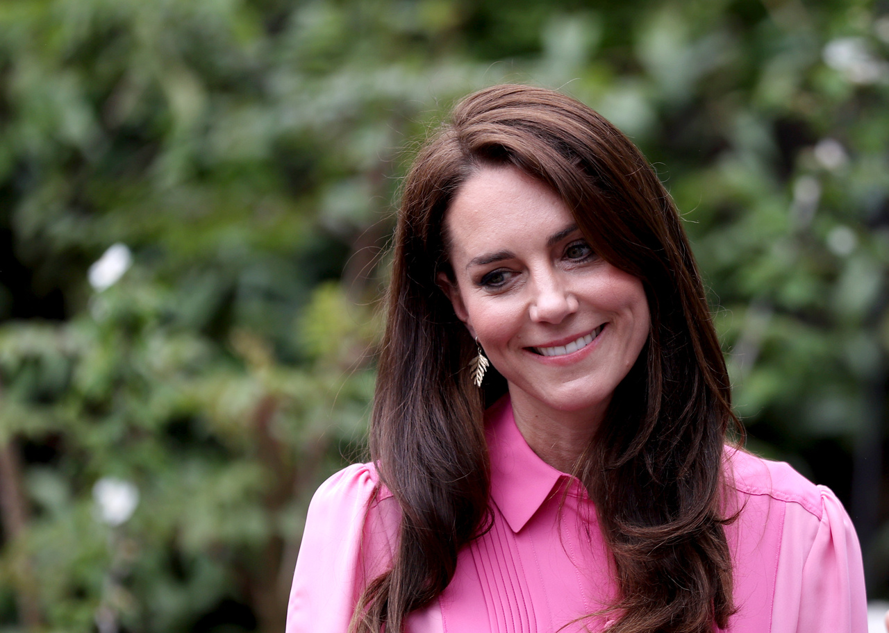 英国凯特王妃上月公布自己正在抗癌，民调显示，凯特现在是最受英国民众欢迎的王室成员。（新华社）