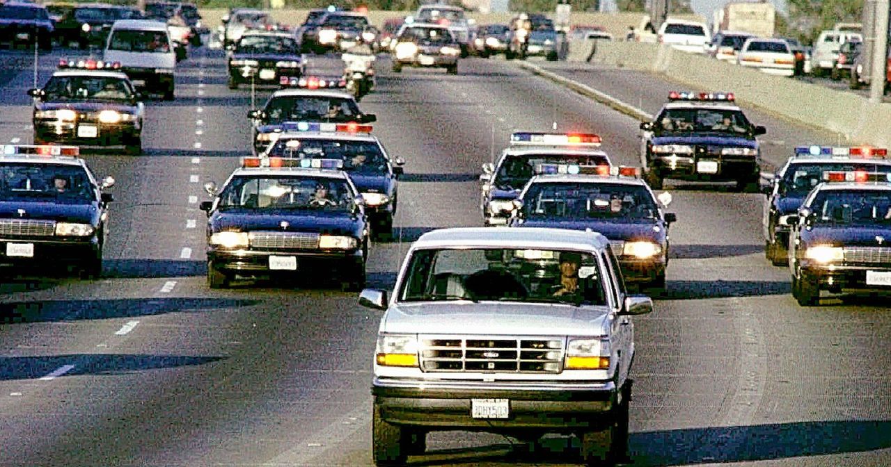 1994年辛普森(O.J. Simpson)驾驶的福特Bronco在高速公路上被警方追逐，成为电视史上收视率最高的事件之一。(路透)