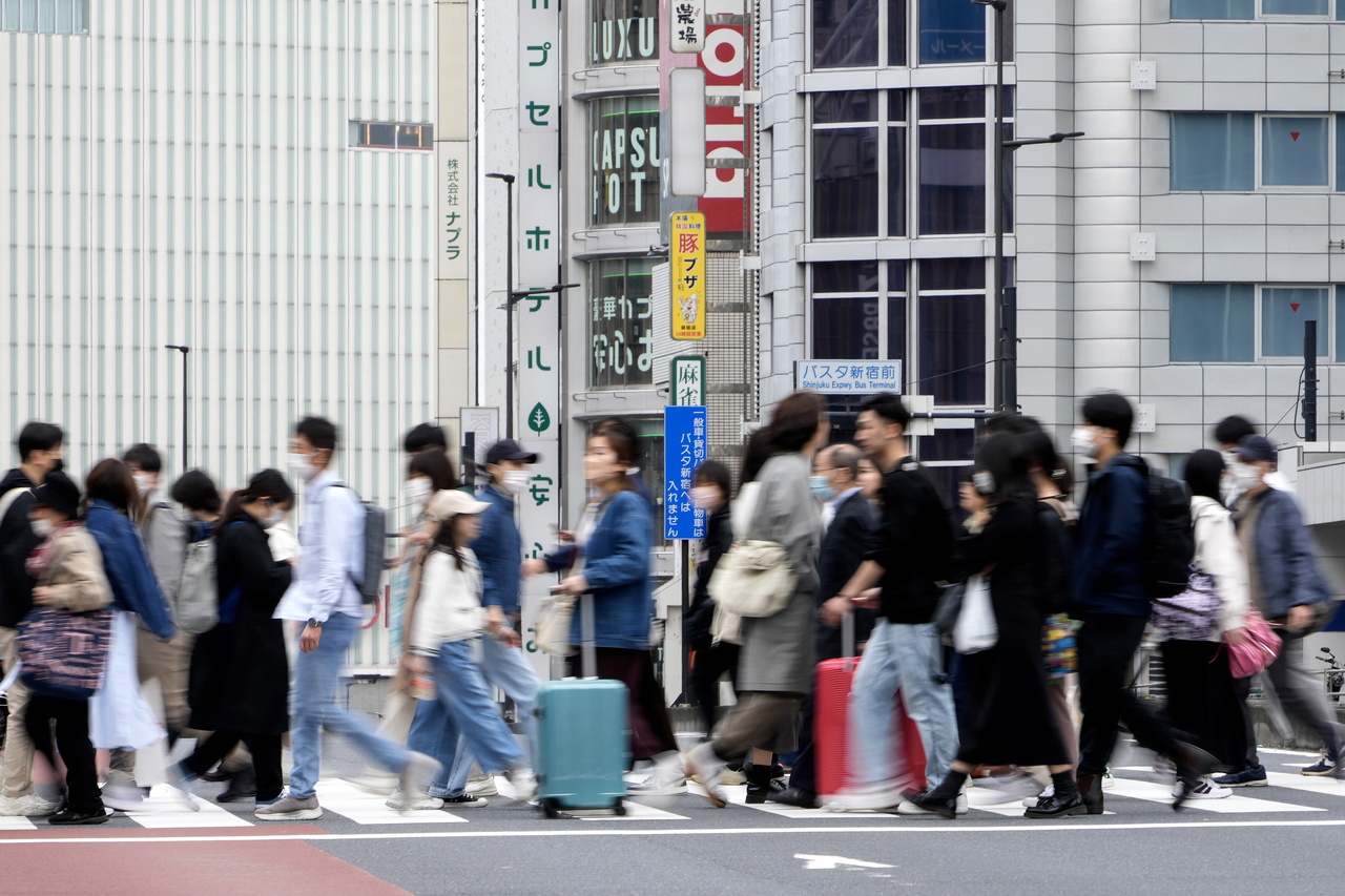 日本人口连13年减少，预估30年后独居老人占比逾五分之一；图为路人12日穿过日本东京新宿商业购物区。（欧新社）