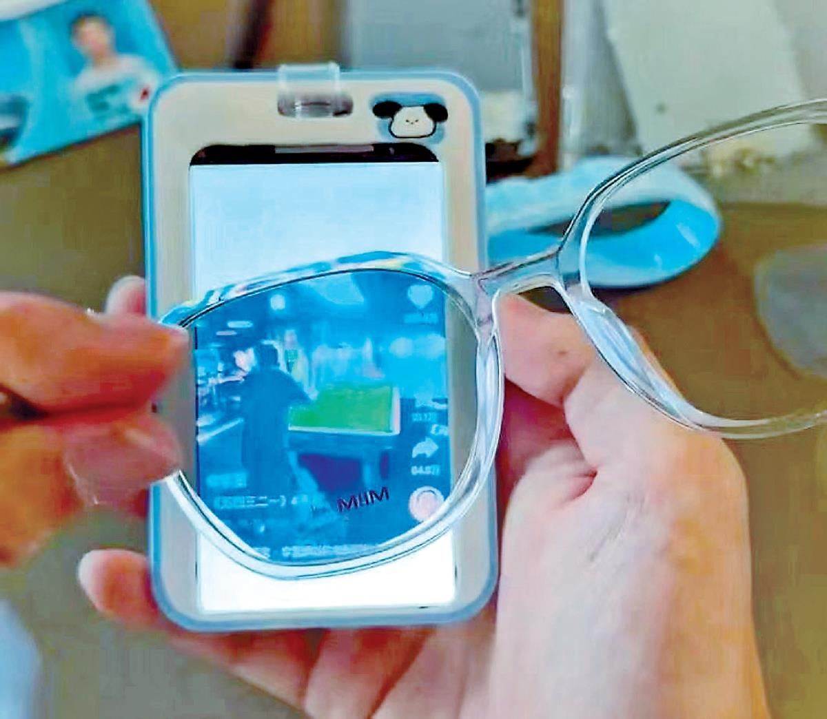 「饭卡手机」悄然流行，家长担忧。(取材自北京青年报)