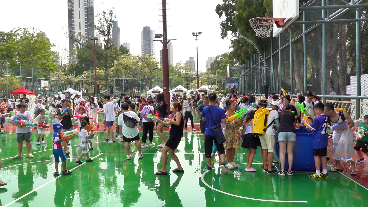 香港九龙城泼水节今年首度由城南道移师至贾炳达道公园篮球场，有市民表示气氛不及往年。 （中通社）