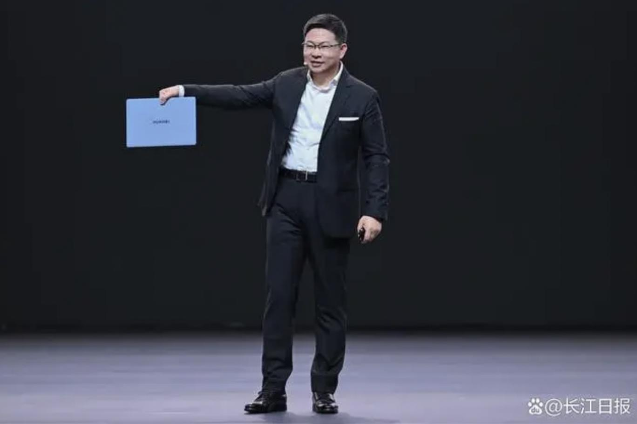 华为推出首款人工智慧笔电，因使用英特尔晶片，引发美立法者抗议。（取材自杭州日报）