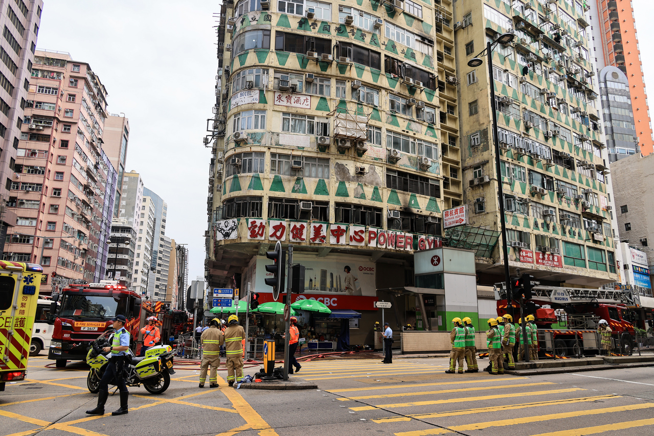 香港佐敦道华丰大厦日前发生3级火，初步造成5人死亡，多人受伤送院。 (中通社)