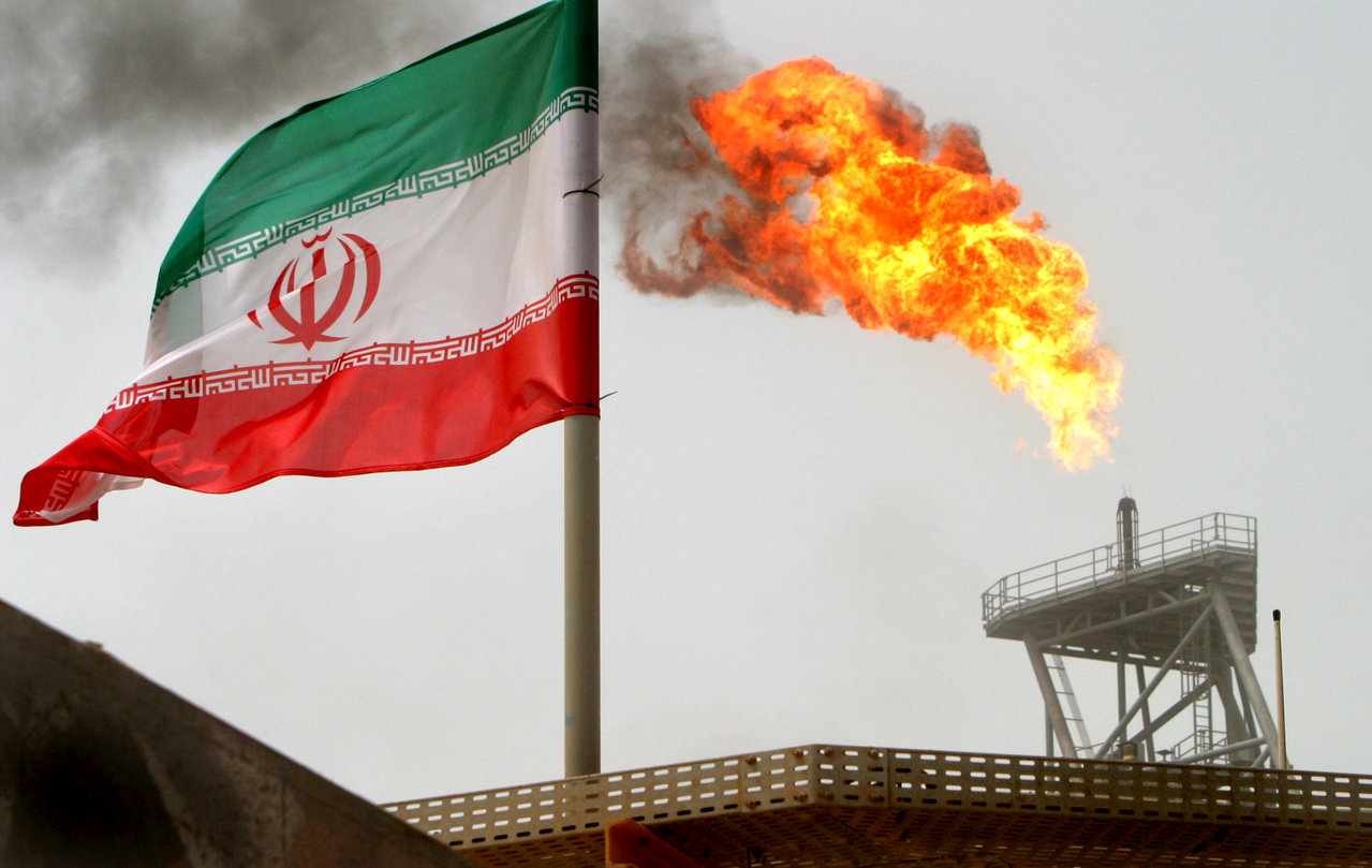 由于中国购买大量伊朗石油，国会众院拟制裁中国，图为伊朗的油田。路透