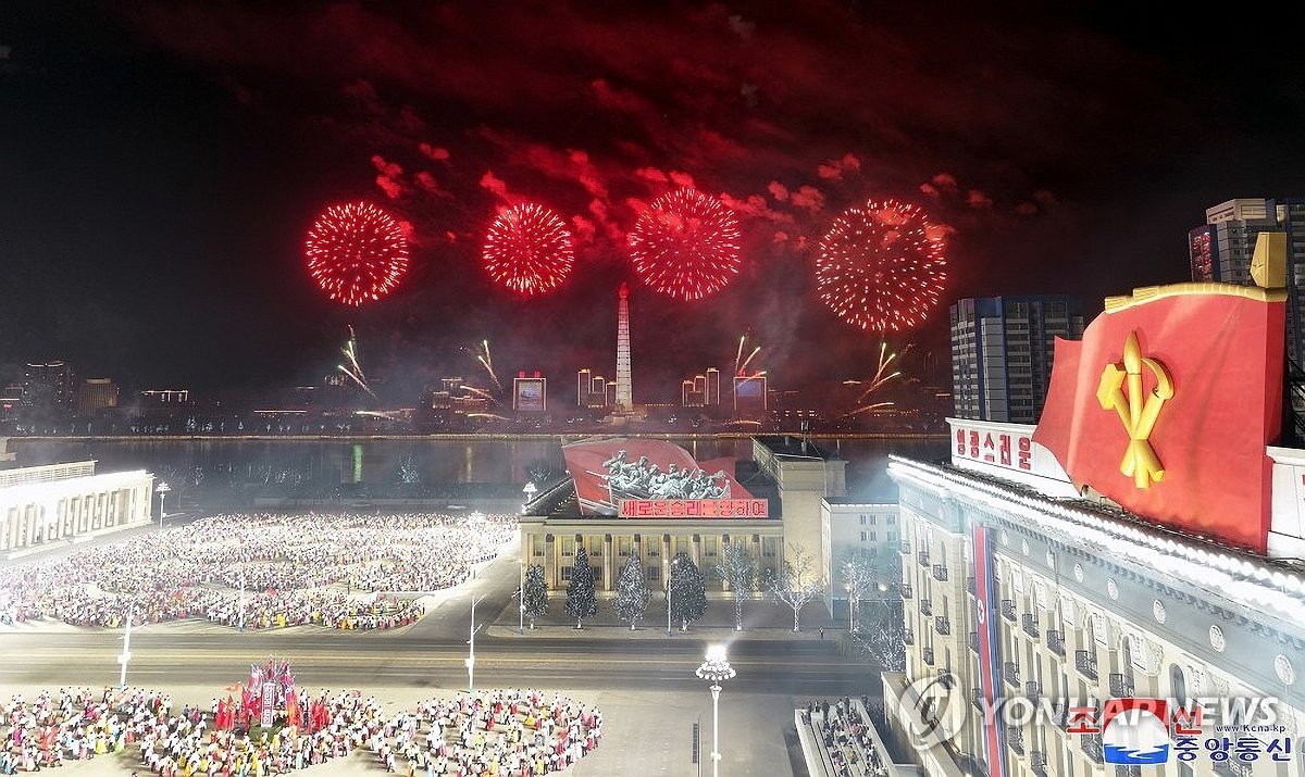 据朝中社15日报导，北韩前一天在平壤金日成广场举行纪念前国家主席金日成第112个生日的青年学生晚会和礼炮发射活动。朝中社