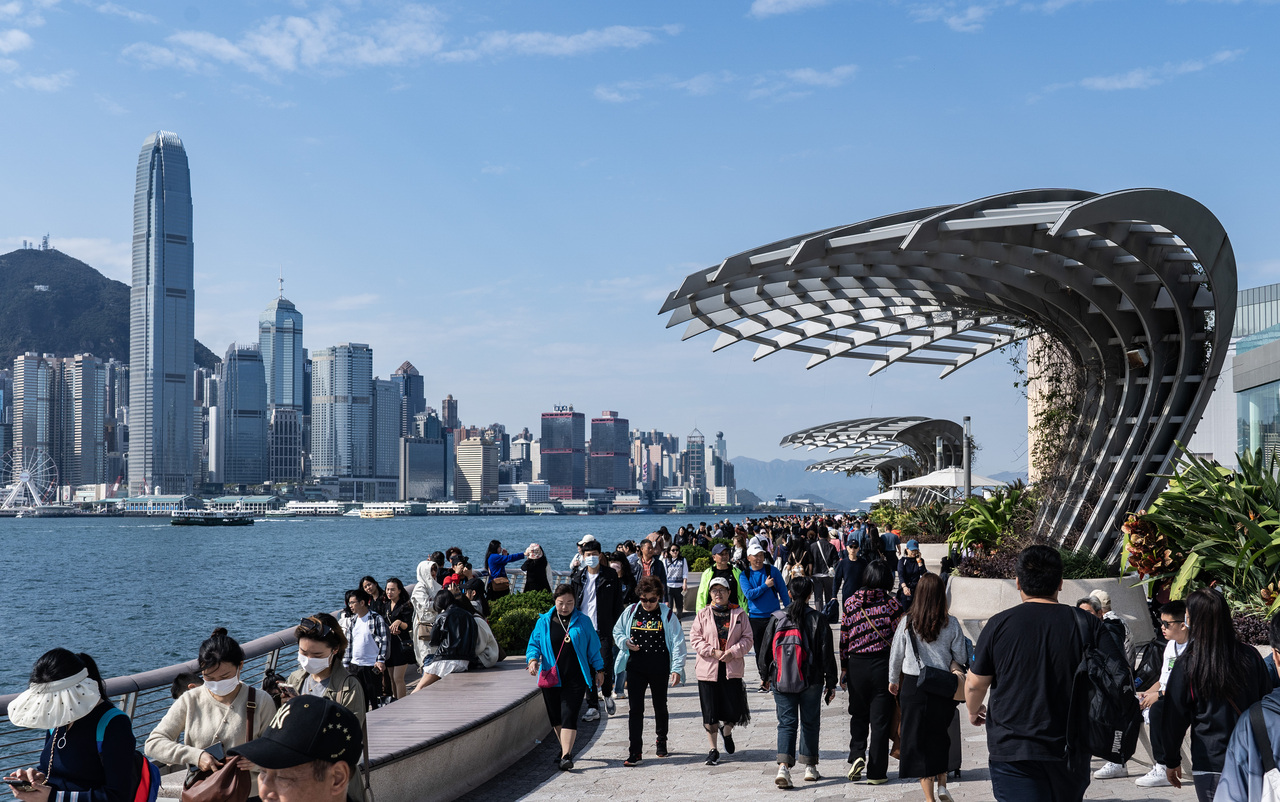 香港力争外商赴港设办公室，有英国企业认为香港是内地及中东等其他市场的跳板，建议英国人赴港「眼见为实」。图为众多游客在尖沙咀星光大道游览参观。（中新社）