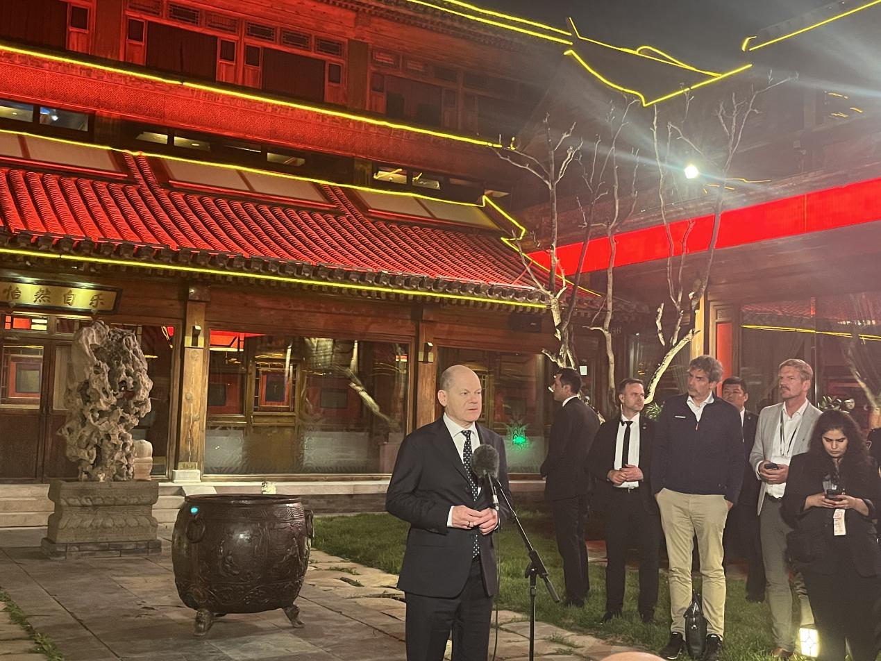萧兹在北京一间四合院餐厅举办记者会。(取材自澎湃新闻)