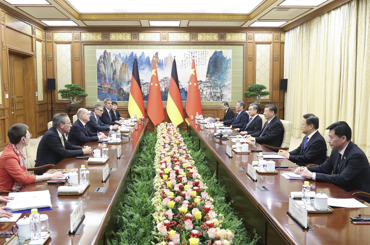 中国国家主席习近平16日在北京钓鱼台国宾馆会见德国总理萧兹。(新华社)