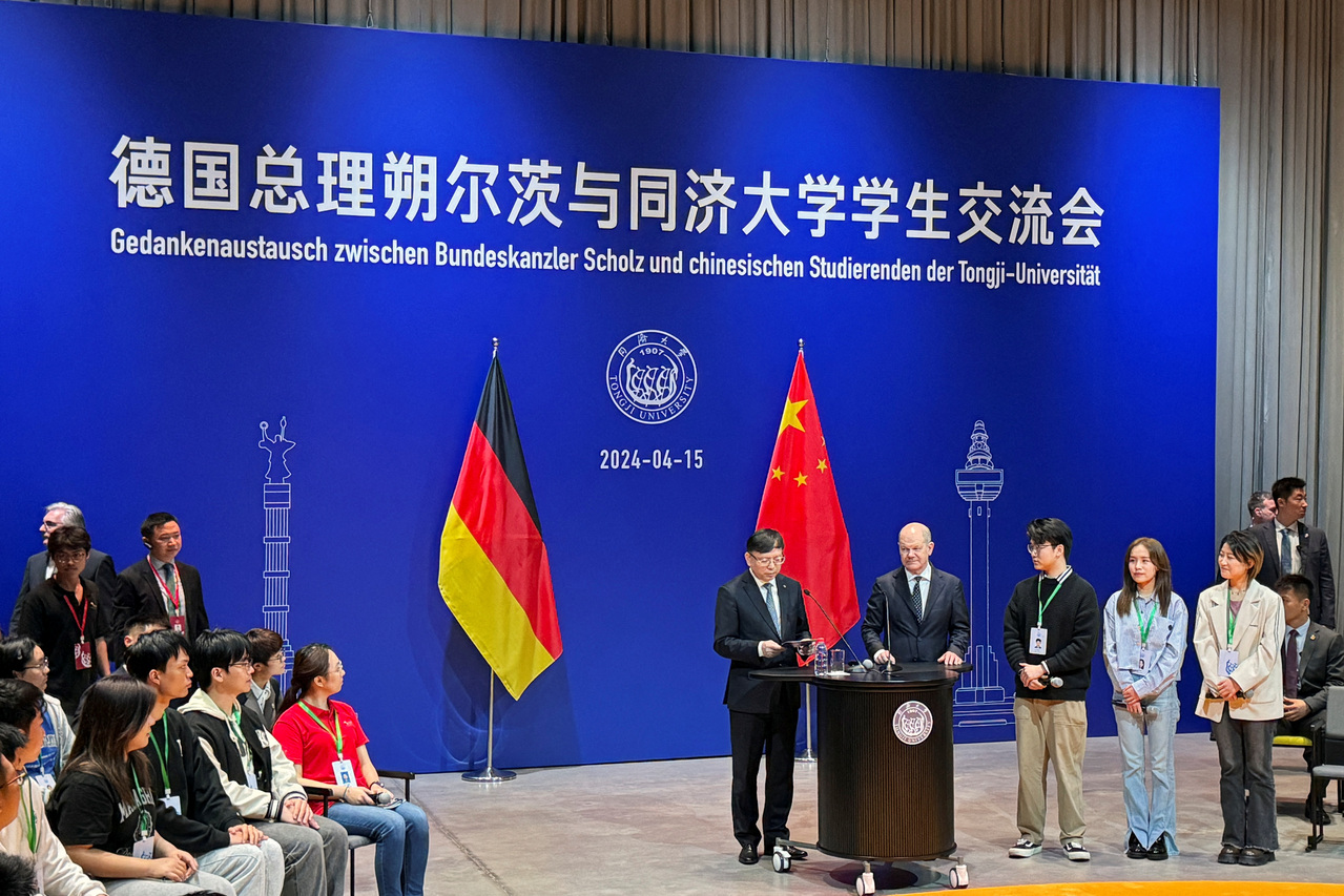 德国总理萧兹（右四）15日在上海同济大学进行交流时，竟有学生提问有关大麻问题。（路透）