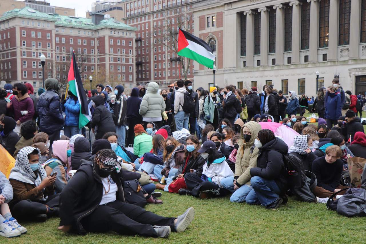 哥伦比亚大学西草坪19日仍有数十名反以色列示威者宿营。(读者提供)