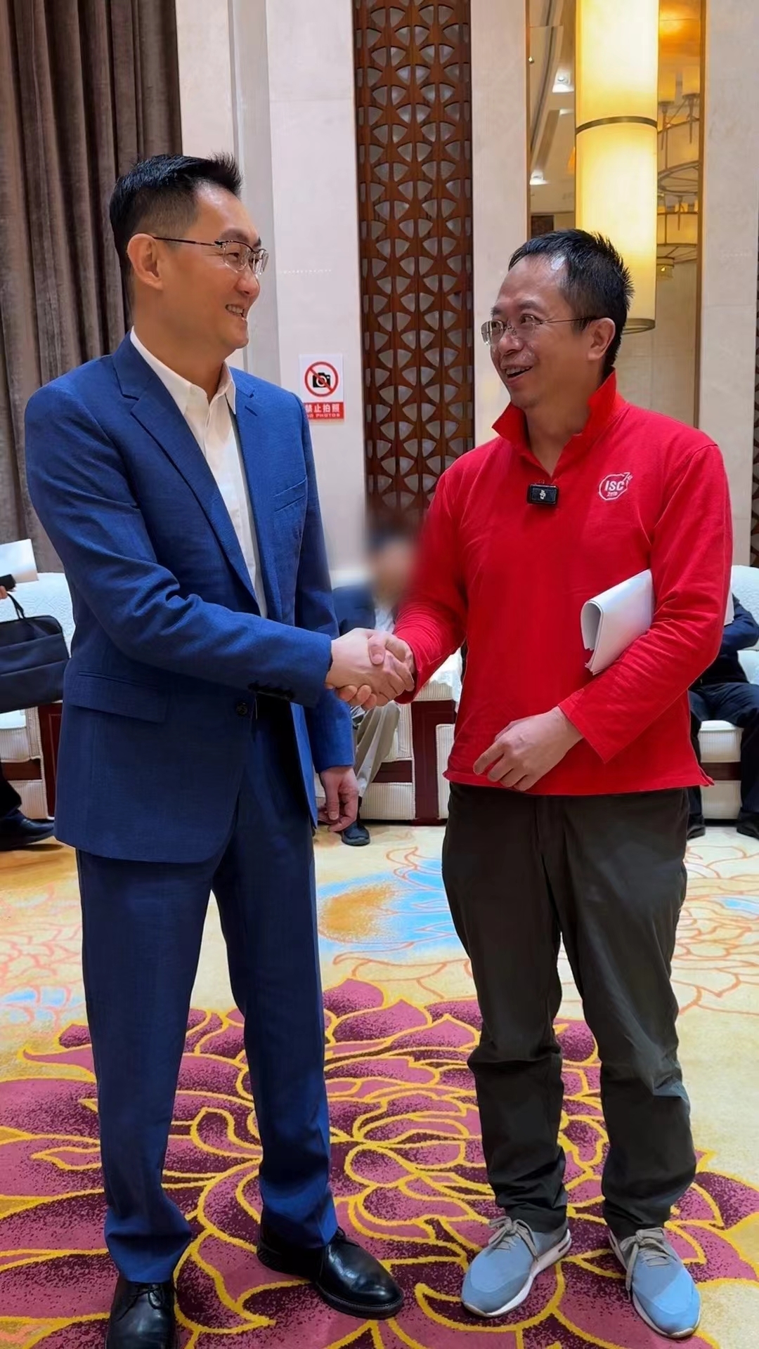 中国网路30周年，周鸿祎（右）称见到老朋友马化腾（左），马化腾夸他当网红短视频拍得不错。（取材自微博）