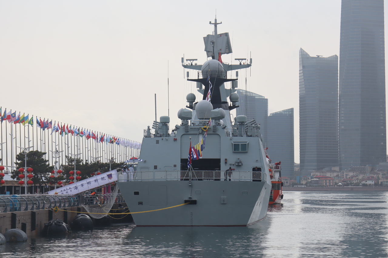 首次對外公開展示解放軍「邯鄲艦」停泊青島港| 中外大事紀| 中國