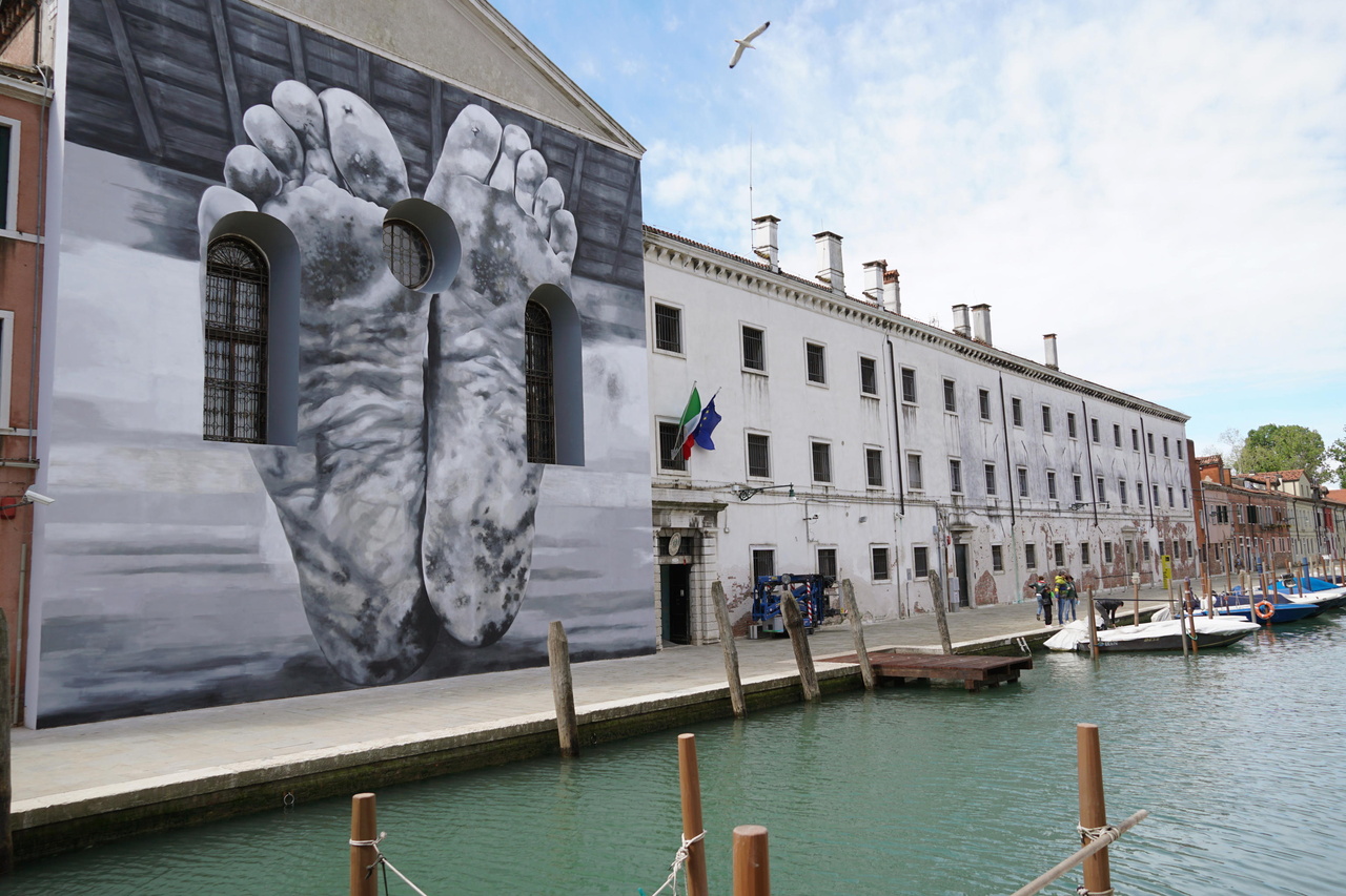 义大利威尼斯（Venice）将于25日开始，向特定日期的一日游旅客收取入城费；图为义大利艺术家 Maurizio Cattelan 的作品「父亲」在威尼斯展出。欧新社