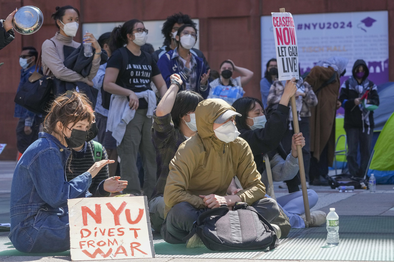 在哥伦比亚大学之后，纽约大学反以色列的学潮也在蔓延，警方22日晚上逮捕了上百名学生。（美联社）