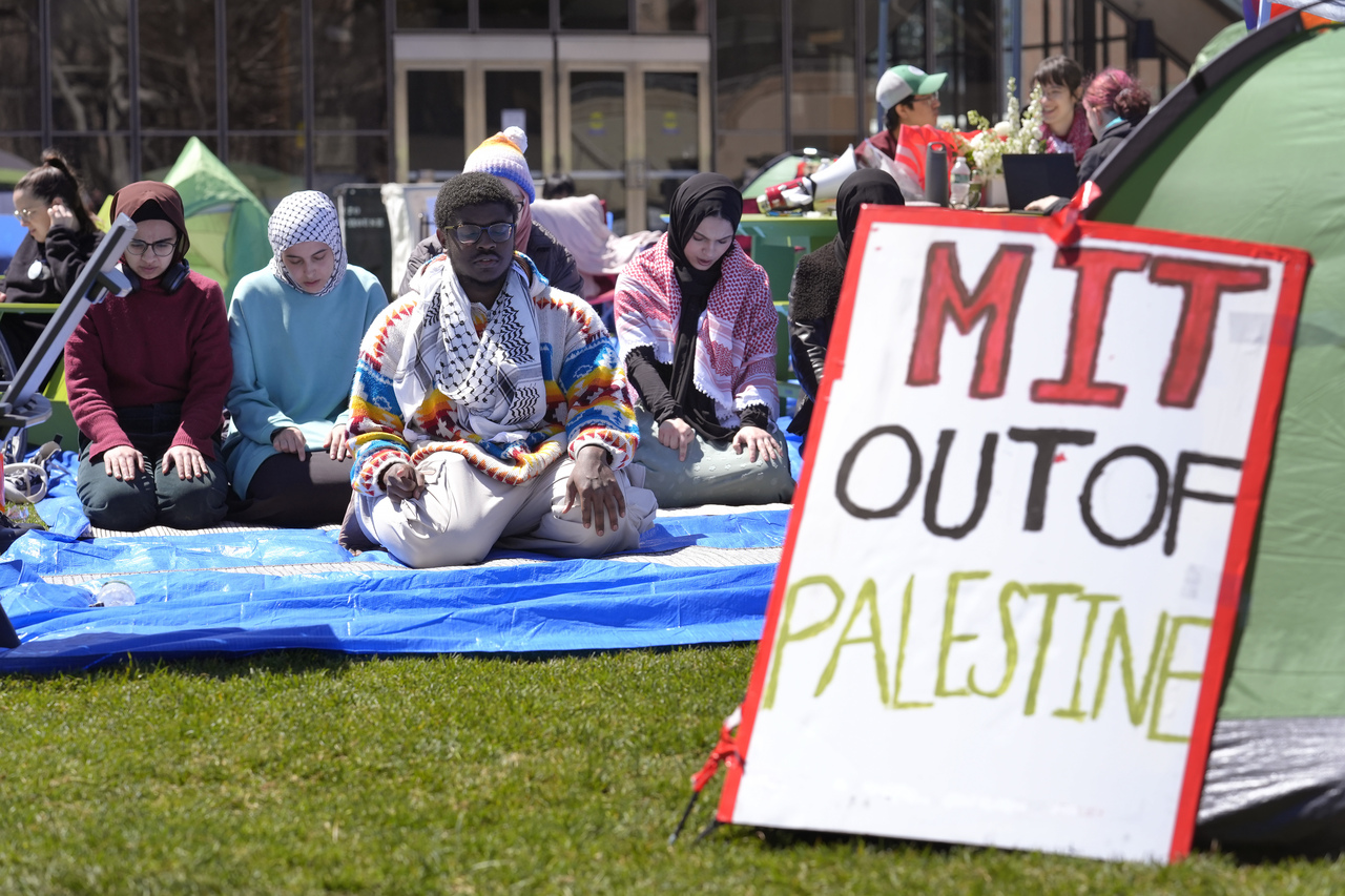 反以挺巴的大学生23日持续在各校园聚集。图为麻省理工学院的穆斯林学生在校园草坪上祈祷。（美联社）