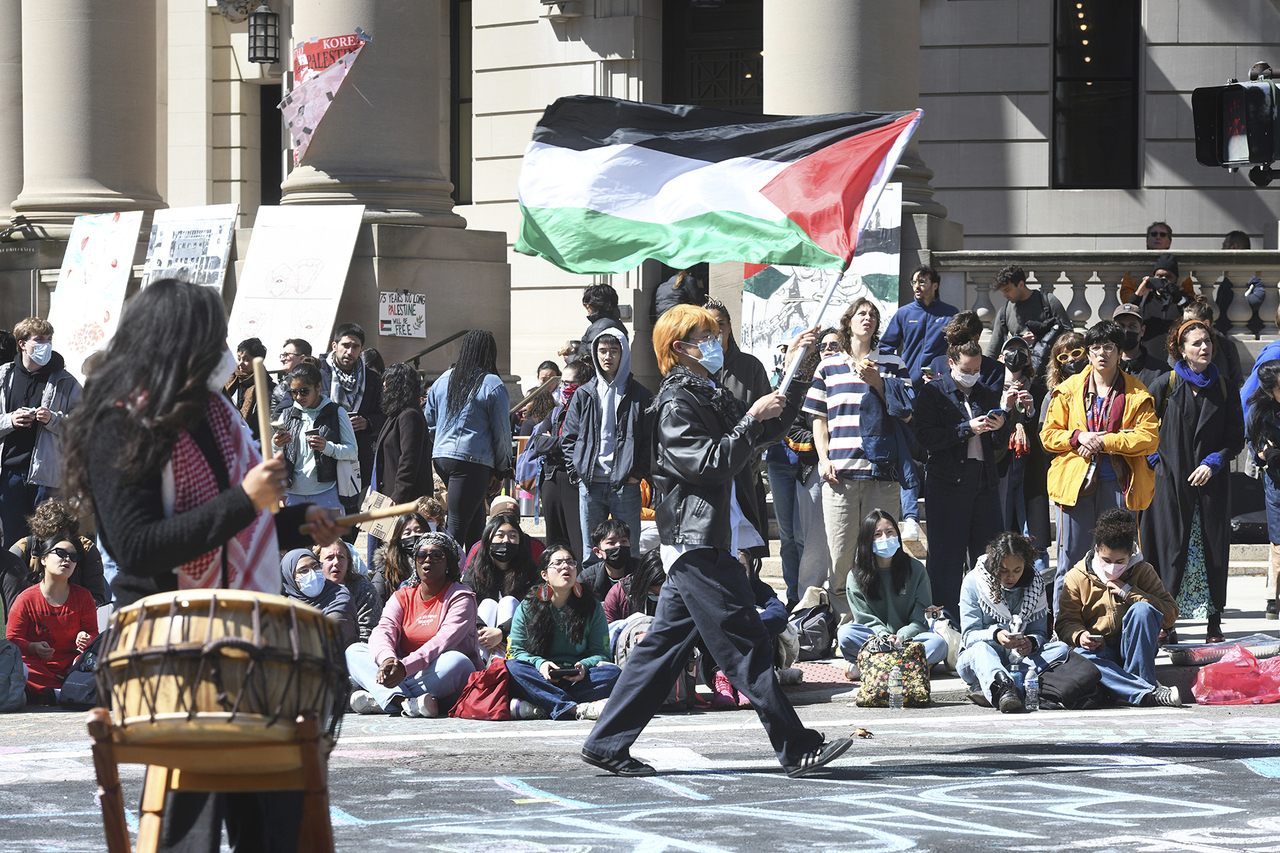 5月是各大学的毕业季，各地延烧的学生示威浪潮，恐怕会打乱学校和学生的安排。图为耶鲁大学内挺巴勒斯坦的学生游行。美联社