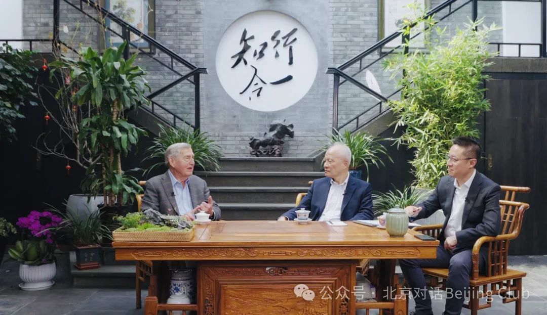 中国前驻美大使崔天凯(中)、美国哈佛大学教授、「修昔底德陷阱」提出者艾利森(左)、「北京对话」联合创始人李世默(右)，日前在北京进行一场有关中美关系的深度对话。 ‍‍‍‍‍‍‍‍‍图／取自观察者网