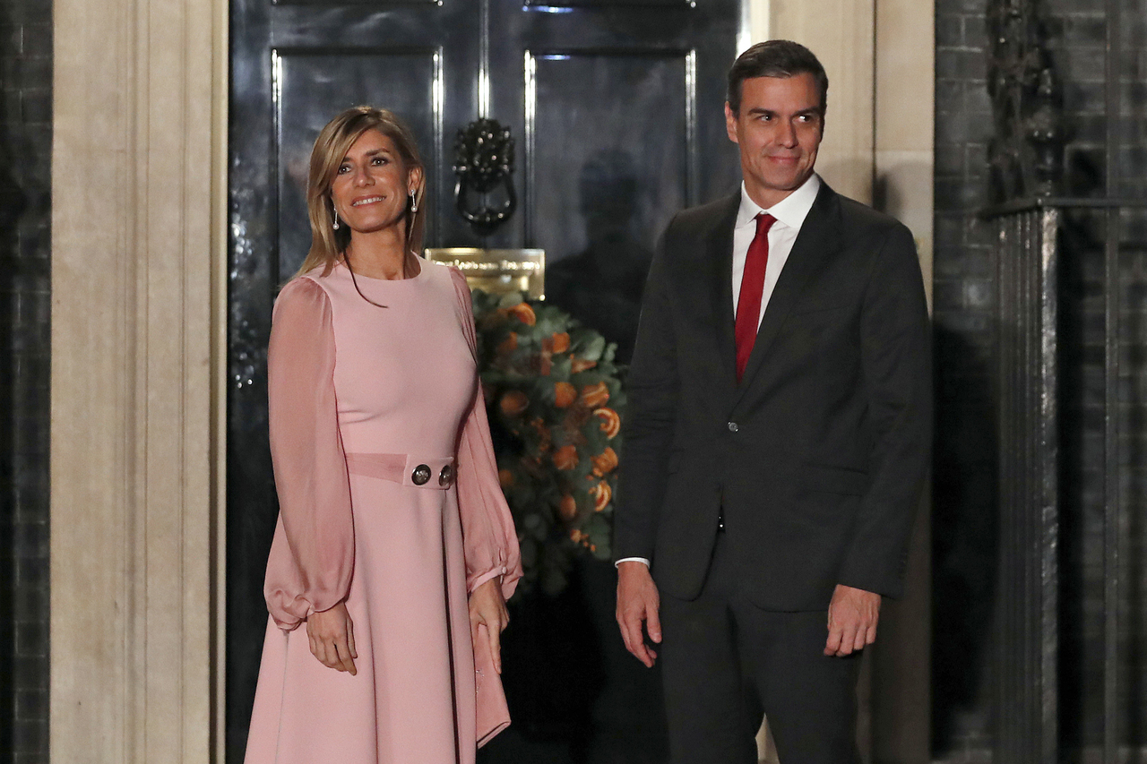 西班牙总理桑杰士爱妻戈麦斯近日涉贪遭到调查，桑杰士否认并考虑辞职。（美联社）