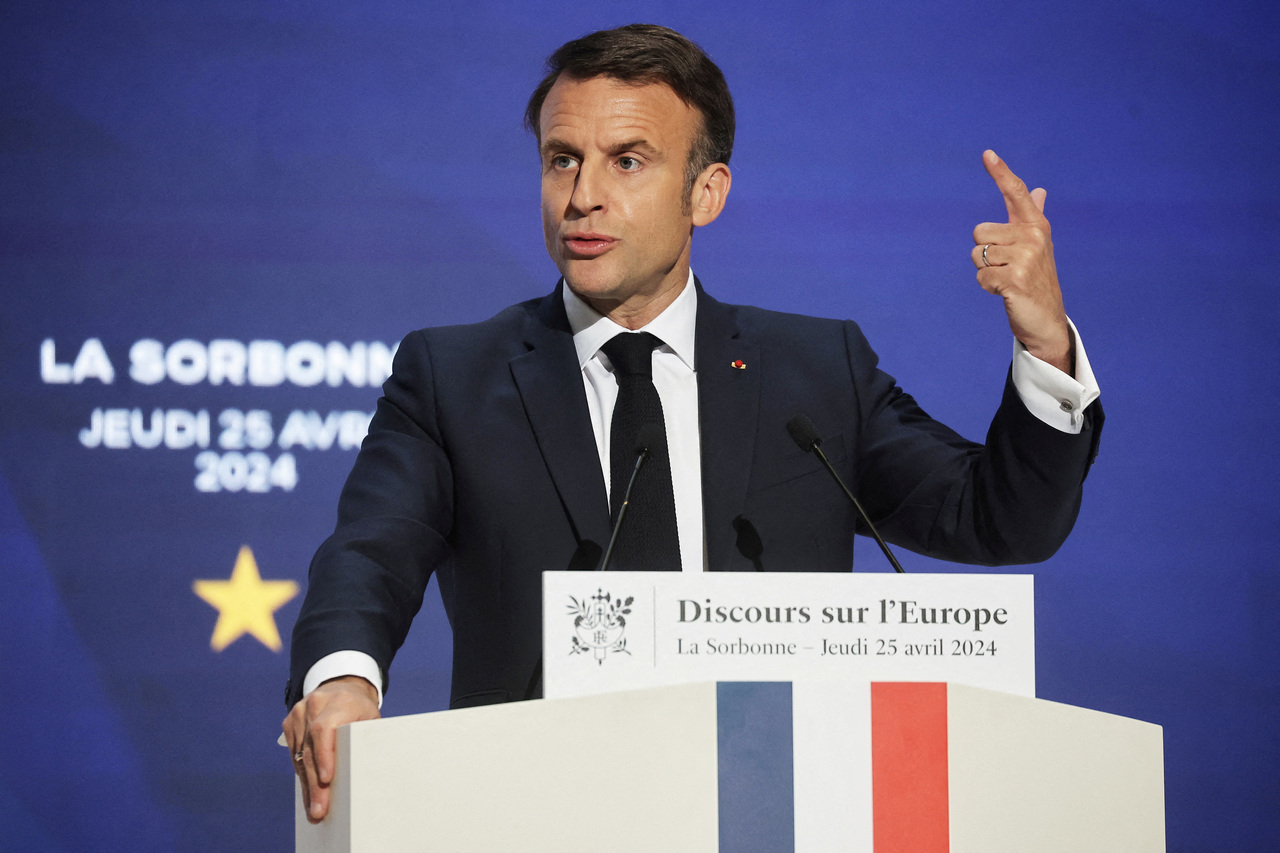 法国总统马克宏25日在法国巴黎索邦大学发表演讲，呼吁欧洲应减少对美国的依赖。（路透）