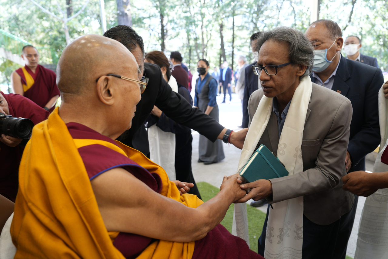 藏人精神领袖达赖喇嘛（左）24日会见媒体参访团，提及自己与印度有很深的渊源，在智慧上也是受到那烂陀传统的滋养。（取材自达赖喇嘛办事处）