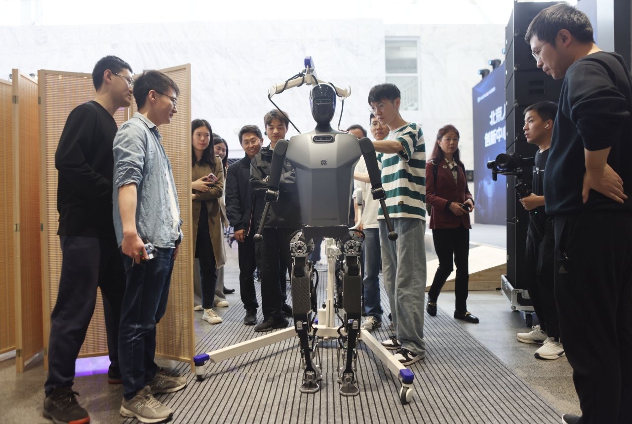 北京人形机器人创新中心27日在北京亦庄发布自主研发的通用人形机器人「天工」。(取材自新京报)