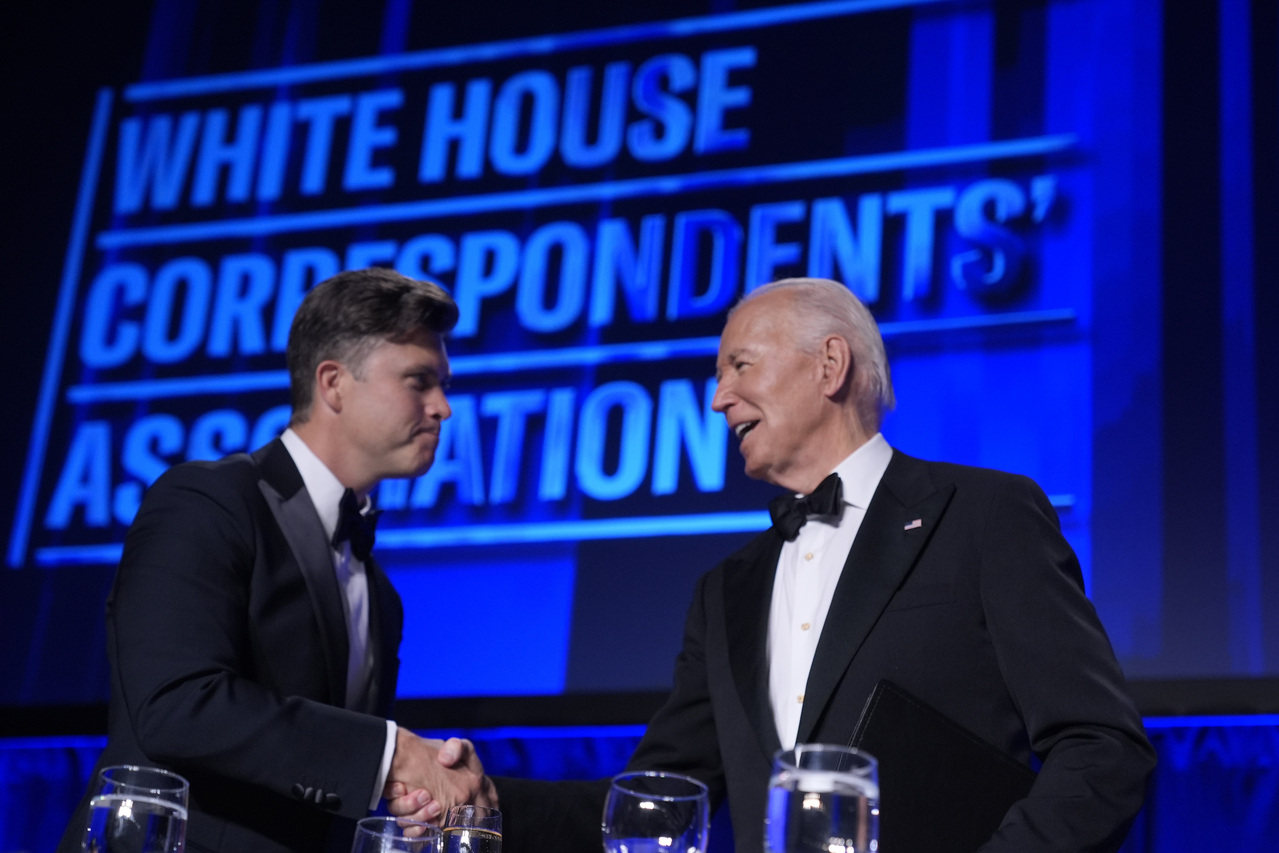 拜登总统27日在白宫记者协会年度晚宴上主持人柯林约斯特(左)酸拜登总统记忆力不好，可能记不得今天晚宴上的笑话了。美联社