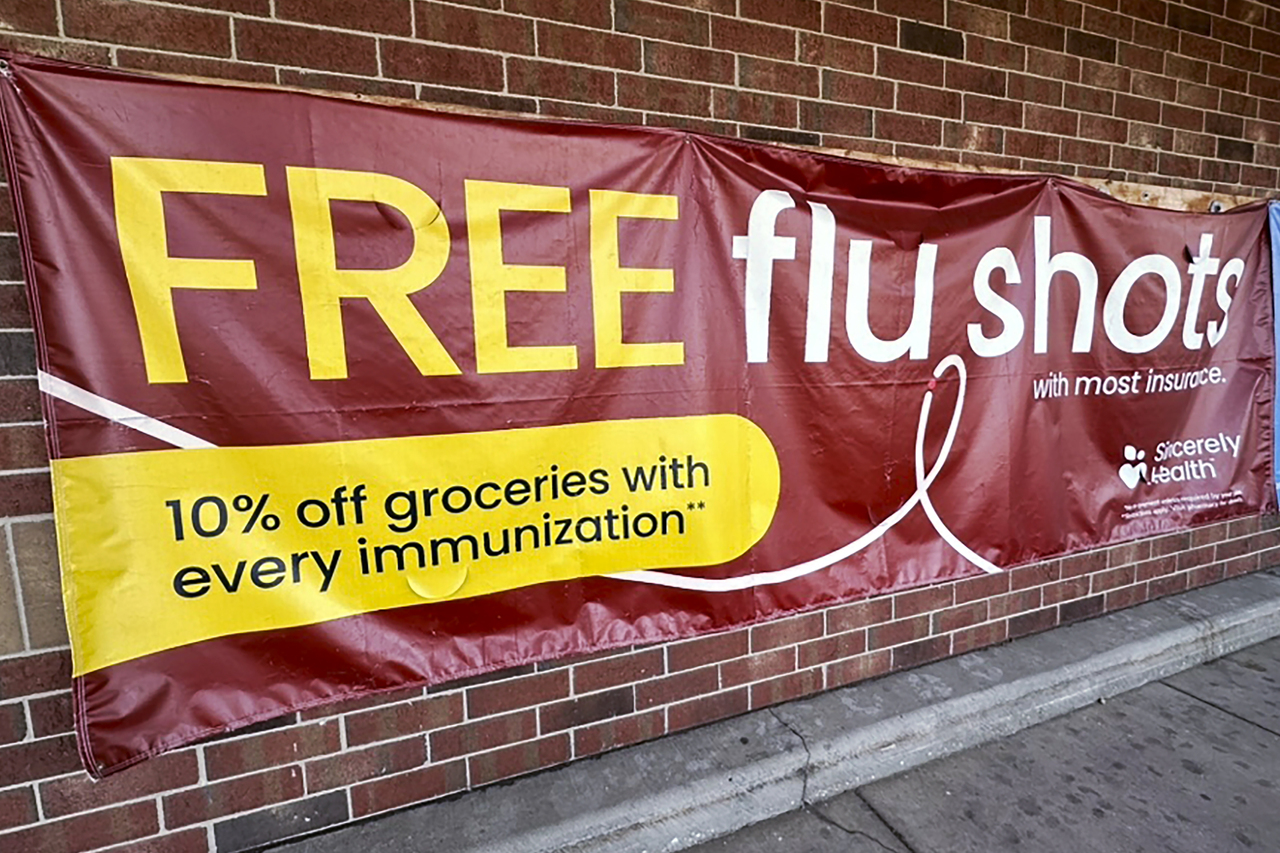 CDC日前表示流感季节即将结束。图为伊利诺州一家杂货店今年初张贴免费打流感疫苗的海报。(美联社)