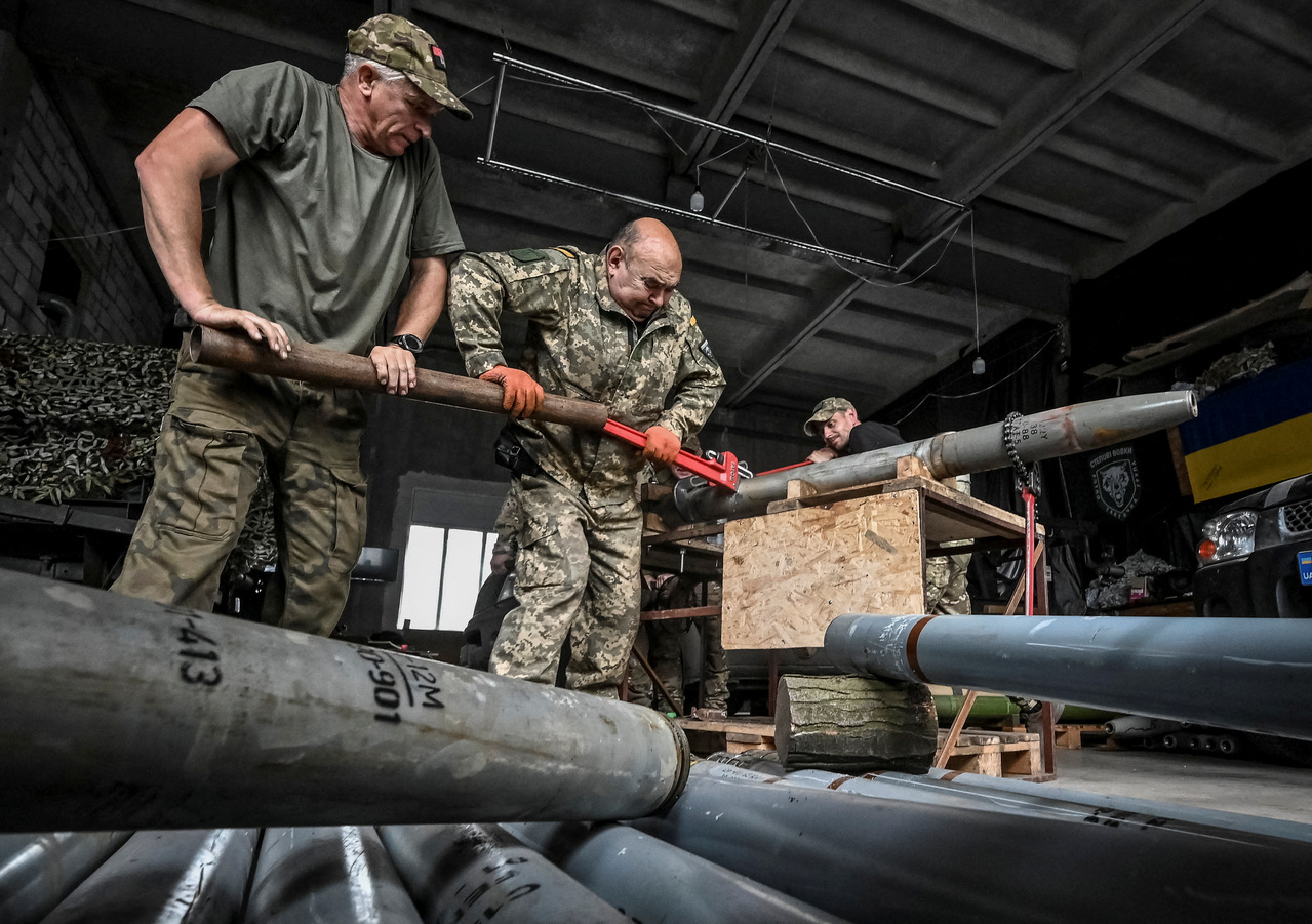 乌克兰战况吃紧，图为志愿军卸火箭系统的外壳要改装为武器。（路透）