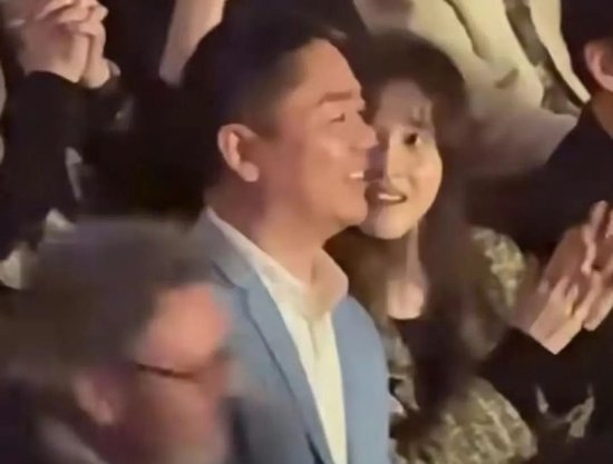 刘强东和章泽天在巴黎观赏李云迪的演出，两人互动甜蜜，最后牵手离场。（取材自微博）