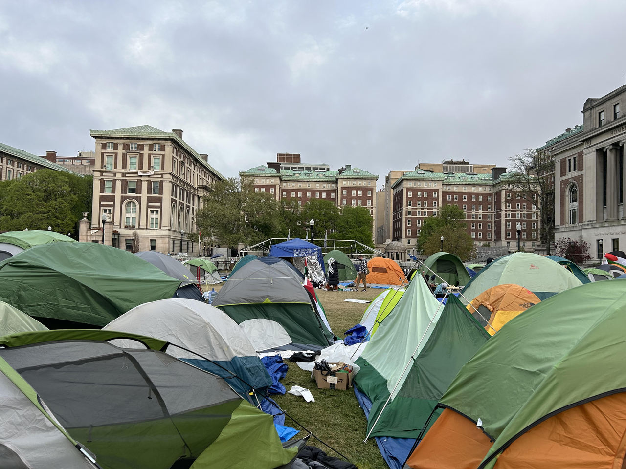 即使哥大校方已下达撤除命令，但直至4月30日，草坪区仍有数十顶帐篷，示威学生坚拒不退。（特约记者曹馨元／摄影）