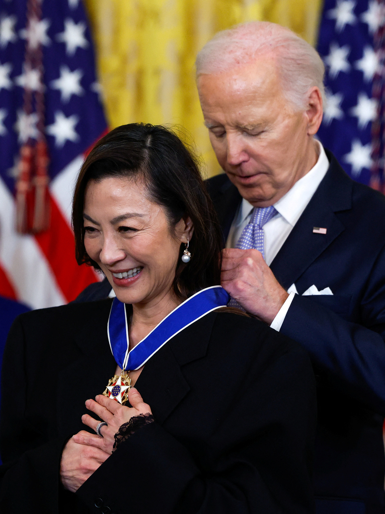 奥斯卡首位亚裔影后杨紫琼(左)，3日在白宫举行的颁奖典礼上，获拜登总统(右)颁发总统自由奖章。路透社